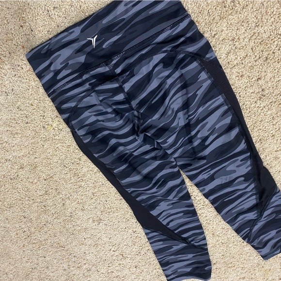 Old Navy Leggings - Black and Gray Camouflage size XS - Picture 4 of 6